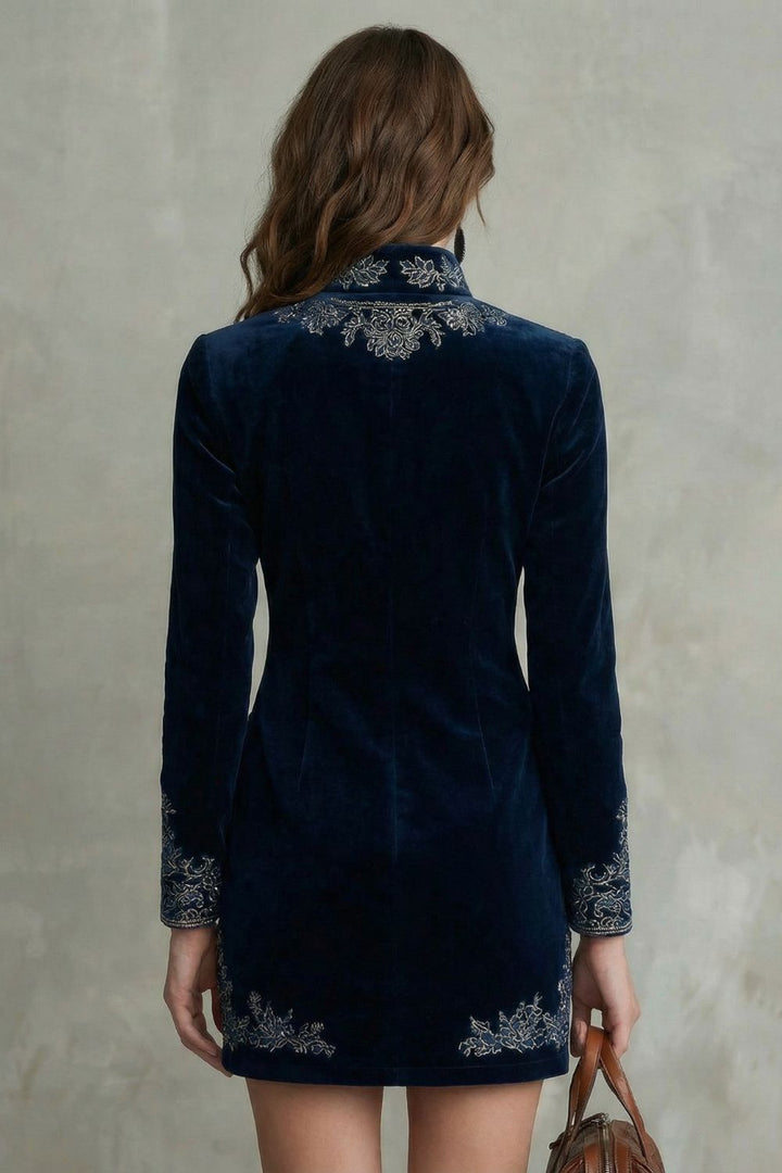 Élarine Samt-Minikleid in Marineblau, Rückansicht mit Stickerei an Kragen, Manschetten und Saum
