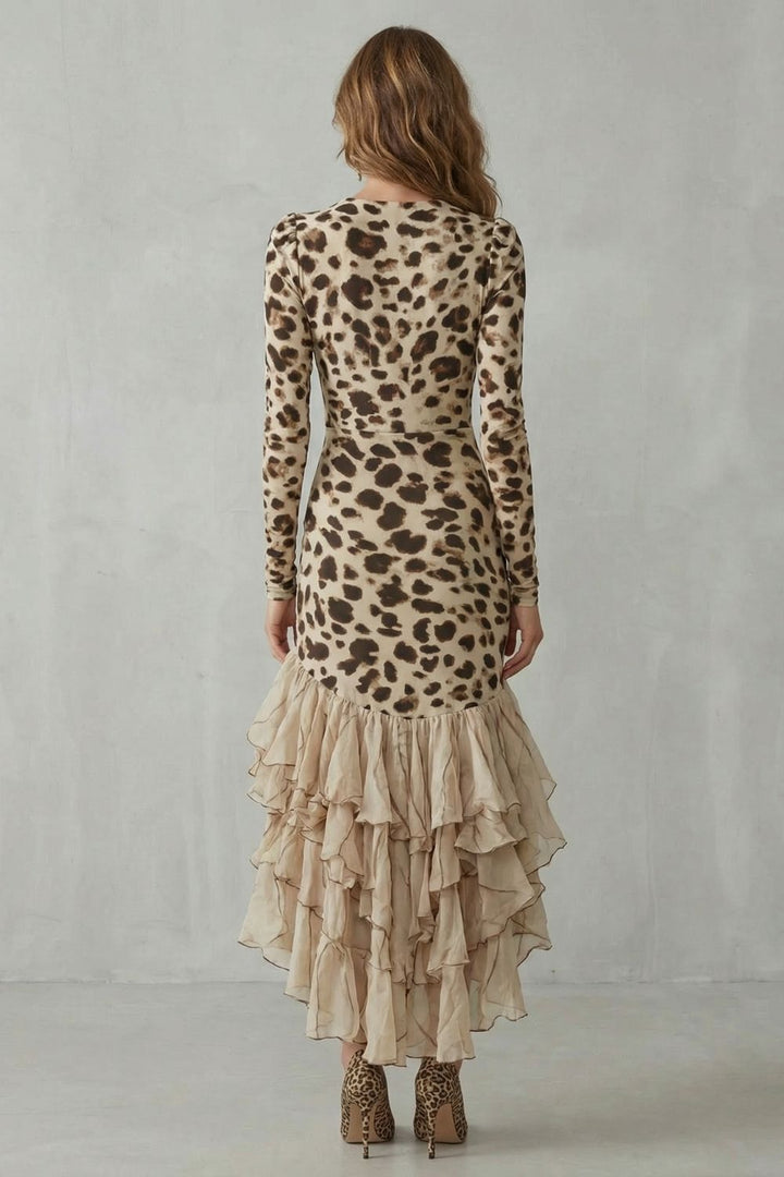 Lioraé Midikleid mit Leopardenmuster und ungemustertem beigem Volantsaum, Rückansicht