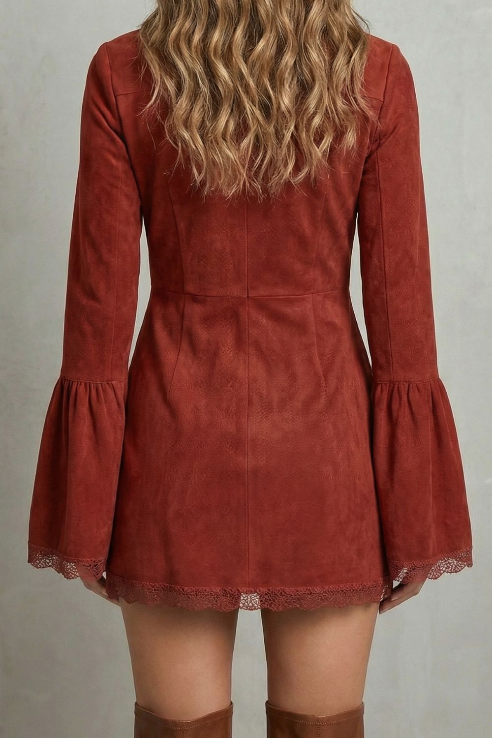 Rosavine Minikleid in Rot in der Rückansicht mit Glockenärmeln und Spitzensaum