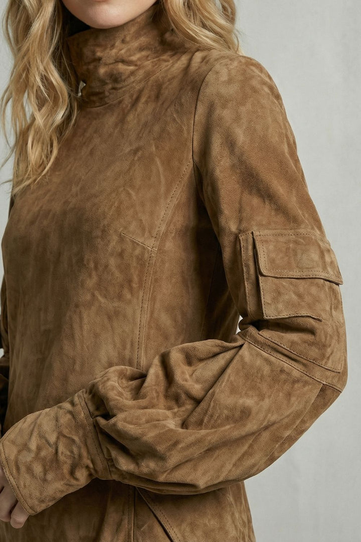 Marcella Minikleid in Braun – Detailaufnahme der Wildlederoptik und der Ärmeltasche