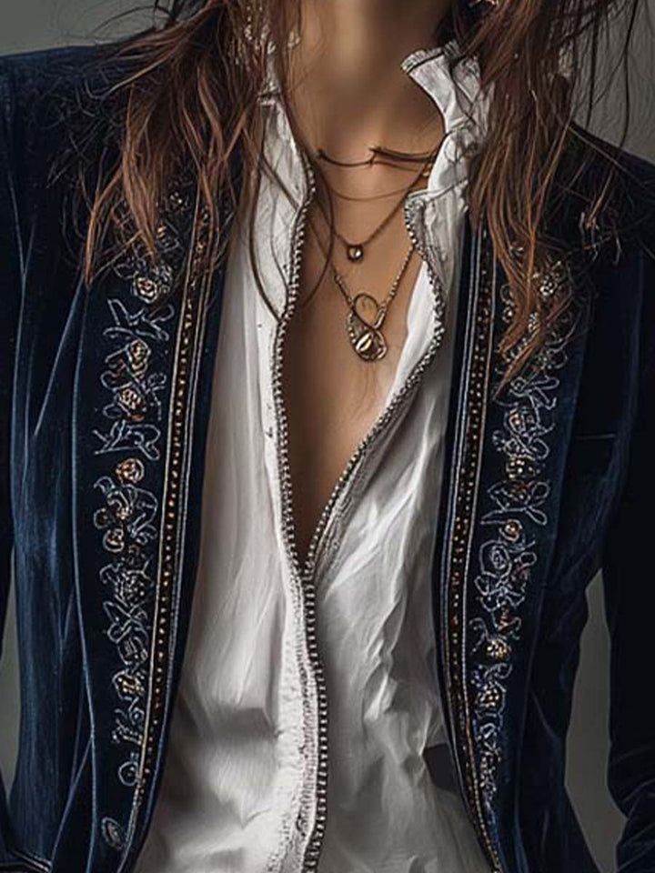 Athénaïs™ Gehrock-Jacke – Detail Stehkragen und bestickte Blenden