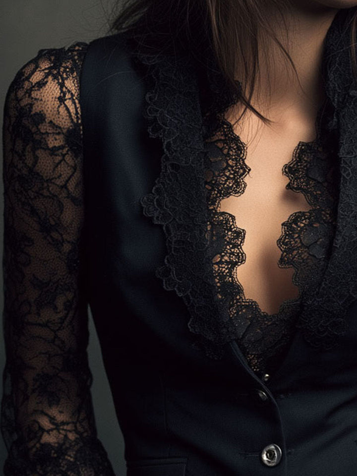 Noémie™ Blazer-Oberteil in Schwarz – Detail Spitzenbesatz am Ausschnitt