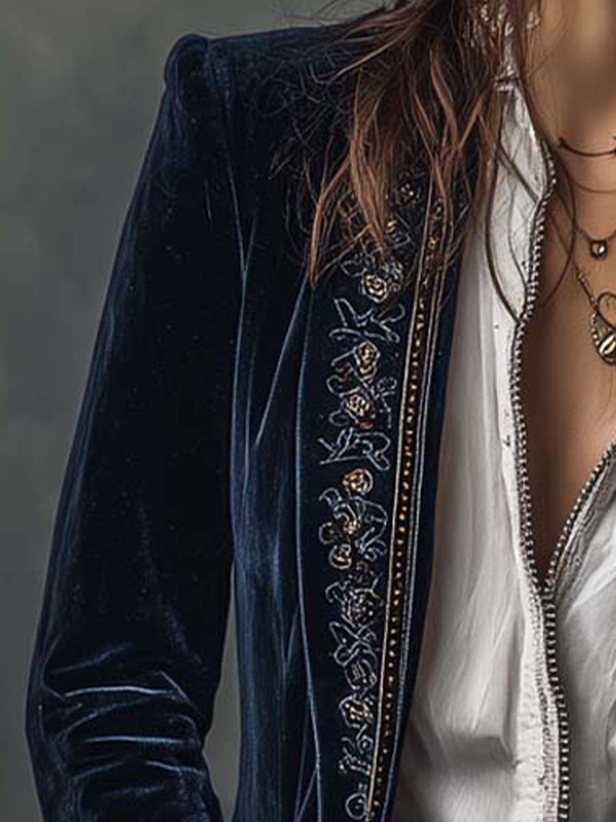 Athénaïs™ Gehrock-Jacke – Detail Stickerei am Vorderteil