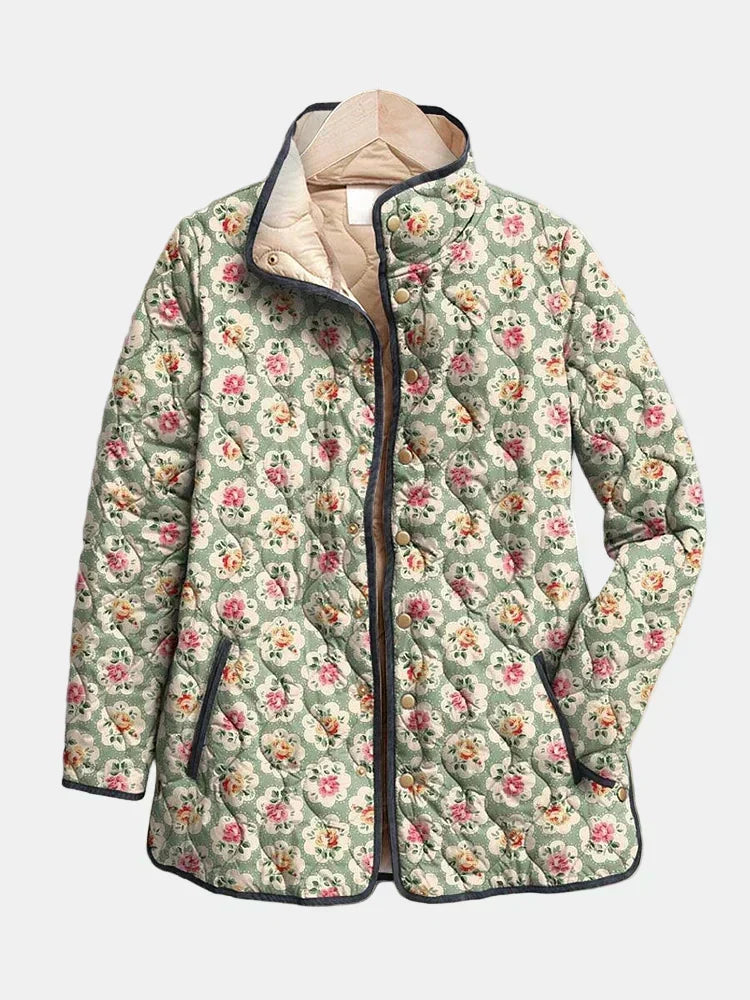 Amélie™ Steppjacke mit feinem Rosenmuster auf Mandelgrün, Vorderansicht