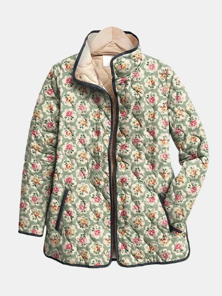 Amélie™ Steppjacke mit feinem Rosenmuster auf Mandelgrün, Vorderansicht