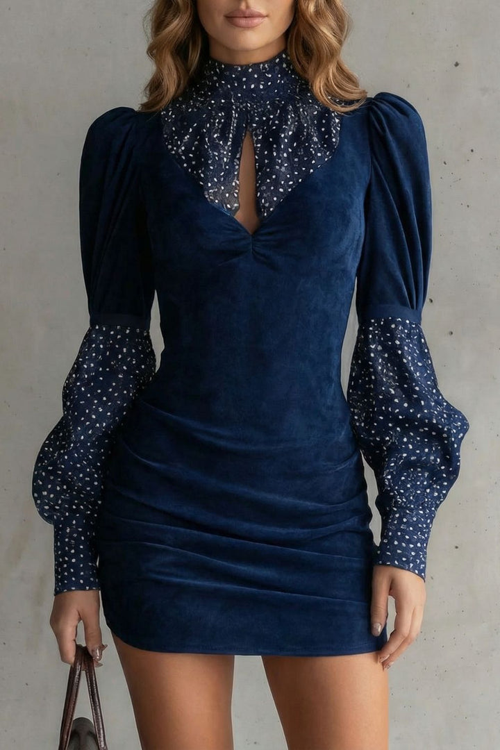 Serelinne Minikleid in Dunkelblau – Detail von Kragen, Schlüsselloch und Ballonärmeln