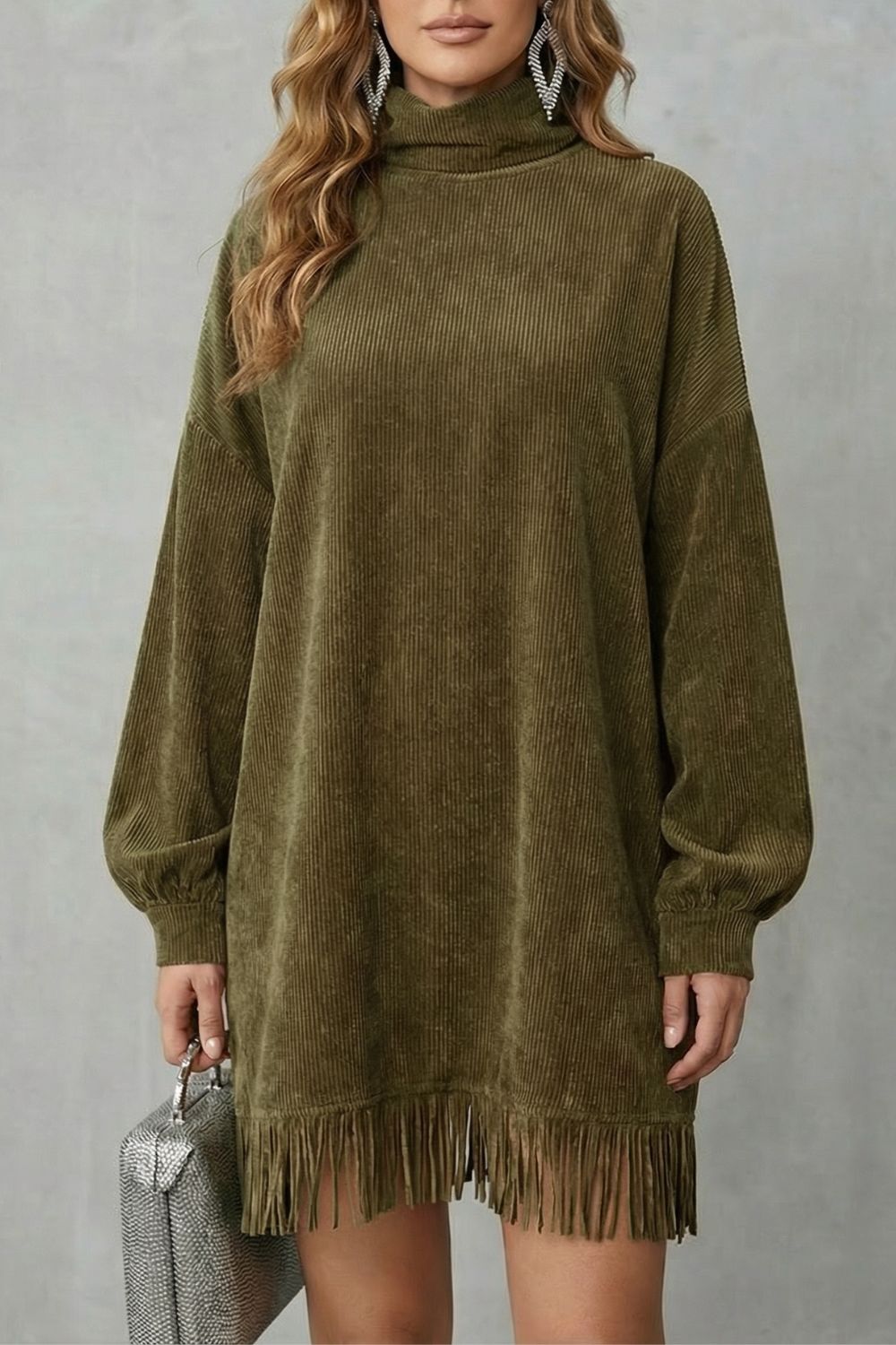 Castellaine Cord-Minikleid in Olivgrün mit Rollkragen und Fransensaum, Vorderansicht