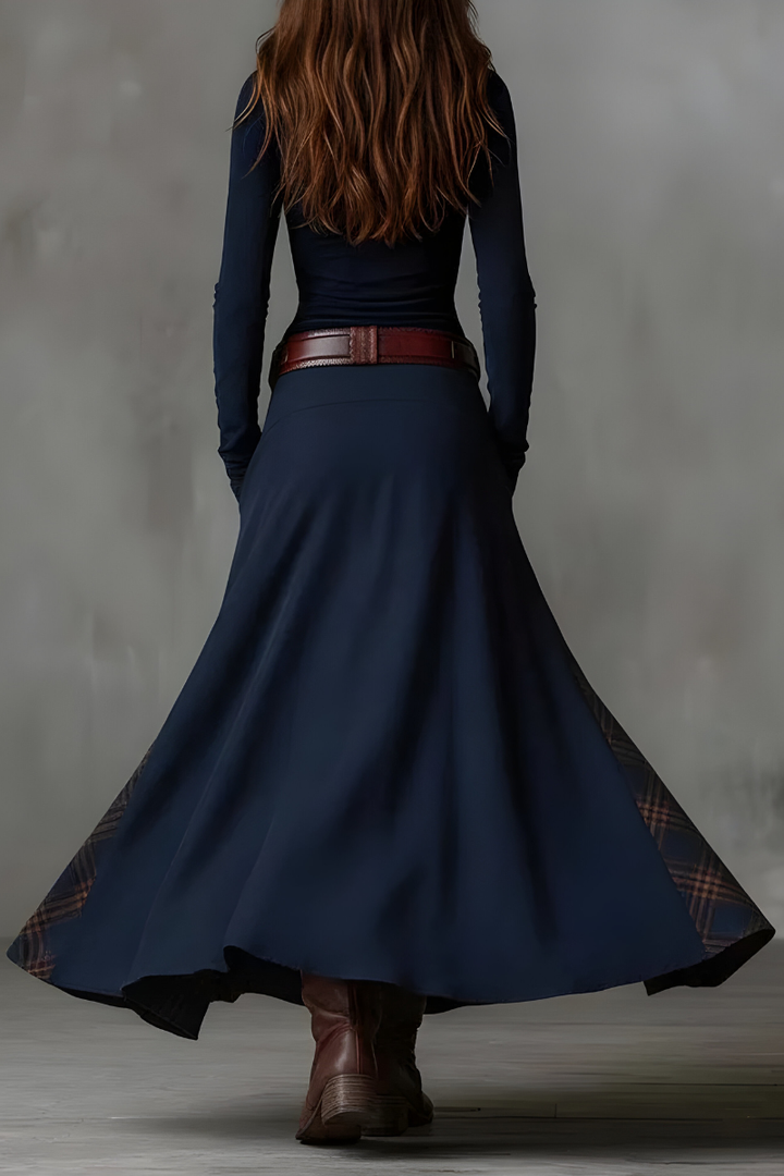 Mara Maxikleid in Blau – Rückansicht mit weit ausgestelltem Rock