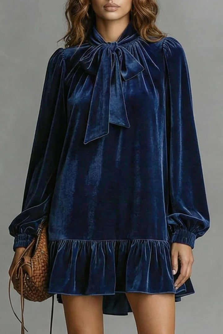 Velézia Samt-Minikleid in Marineblau – Vorderansicht mit Schleifenkragen
