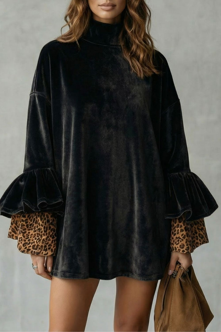 Velanique Samt-Minikleid in Schwarz mit Volantärmeln und Leopardenmanschette, Vorderansicht