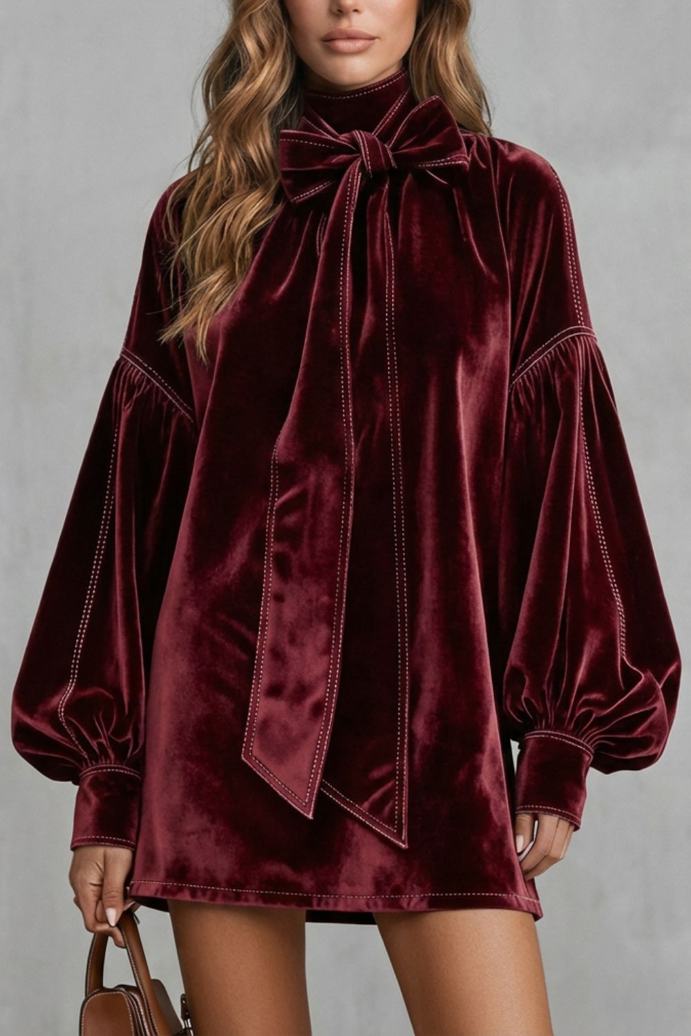 Velourine Samt-Minikleid in Bordeaux – Vorderansicht mit Schluppenkragen und Kontrastnaht