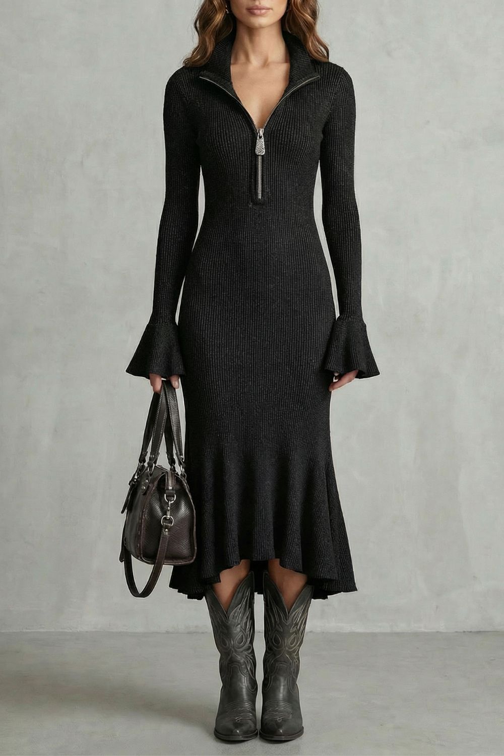 Veloria Rippstrick-Midikleid in Schwarz – Ganzkörperansicht von vorne mit Volantsaum