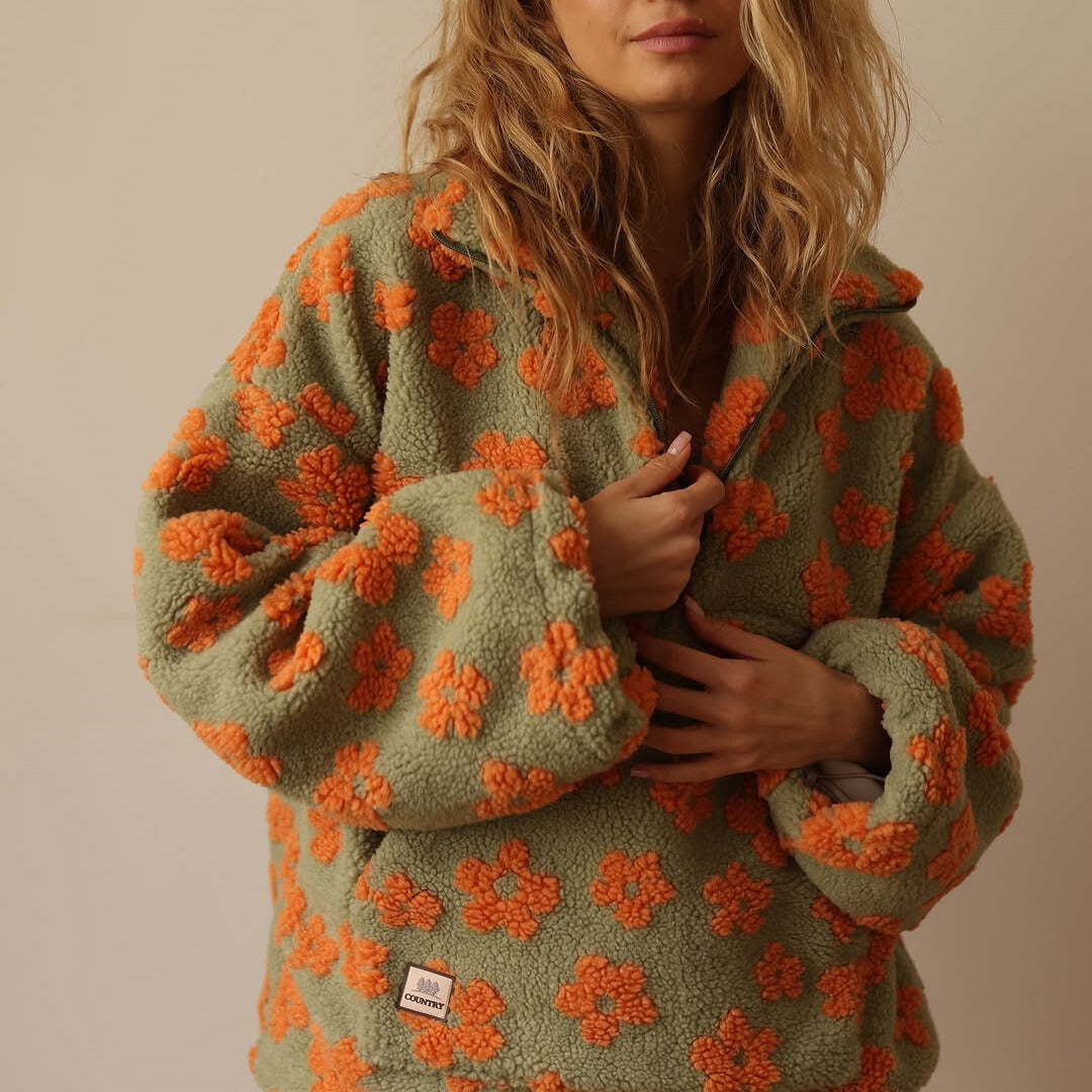 Daisy™ Fleece-Troyer in Salbeigrün mit orangen Blüten – Vorderansicht