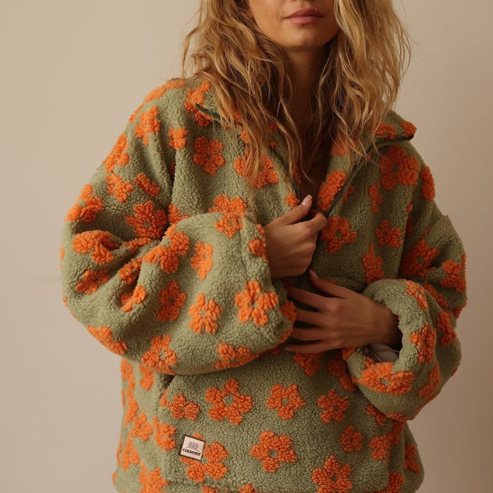 Daisy™ Fleece-Troyer in Salbeigrün mit orangen Blüten – Vorderansicht
