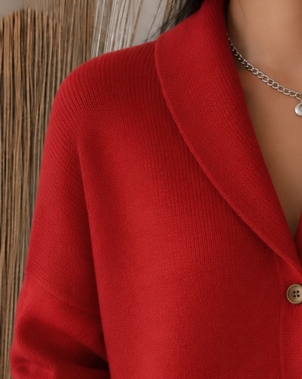 Sienna™ Strickjacke in Rot, Detail Kragen und Knopf