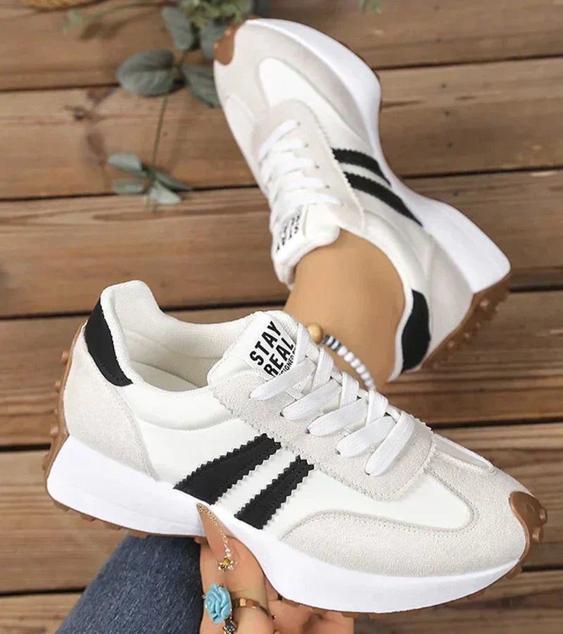 Sloane™ Retro-Sneaker in Weiß mit schwarzen Kontraststreifen