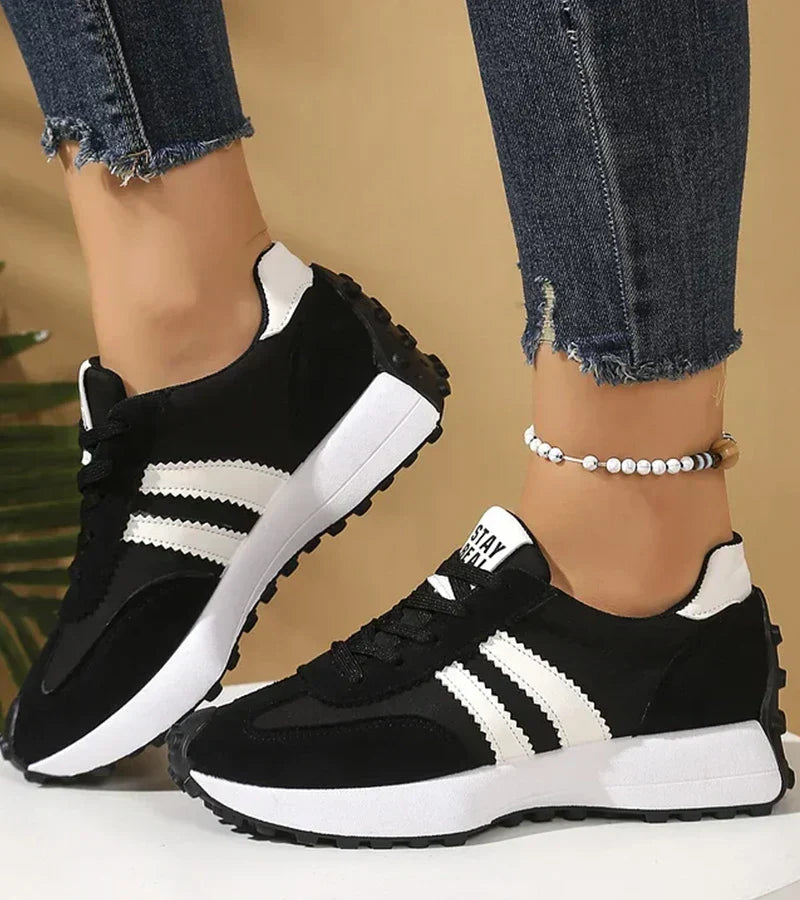 Sabrina™ Retro-Sneaker in Schwarz mit weißen Seitenstreifen