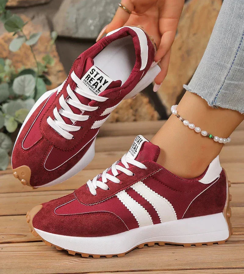 Yvonne™ Retro-Sneaker in Bordeaux mit weißen Kontraststreifen