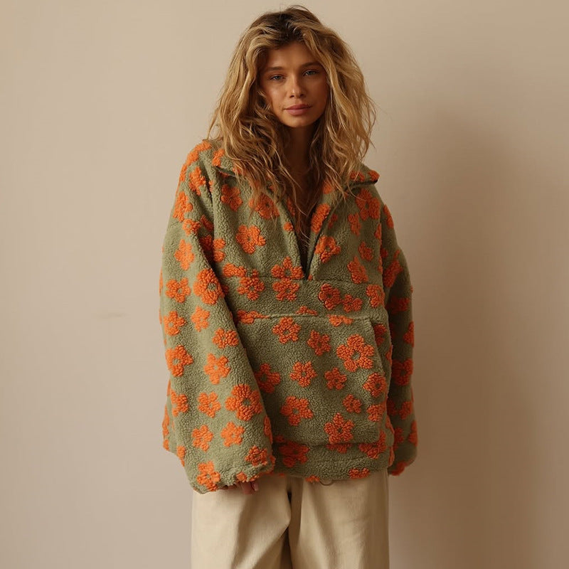 Daisy™ Fleece-Troyer in Salbeigrün mit orangen Blüten – Ganzkörperansicht