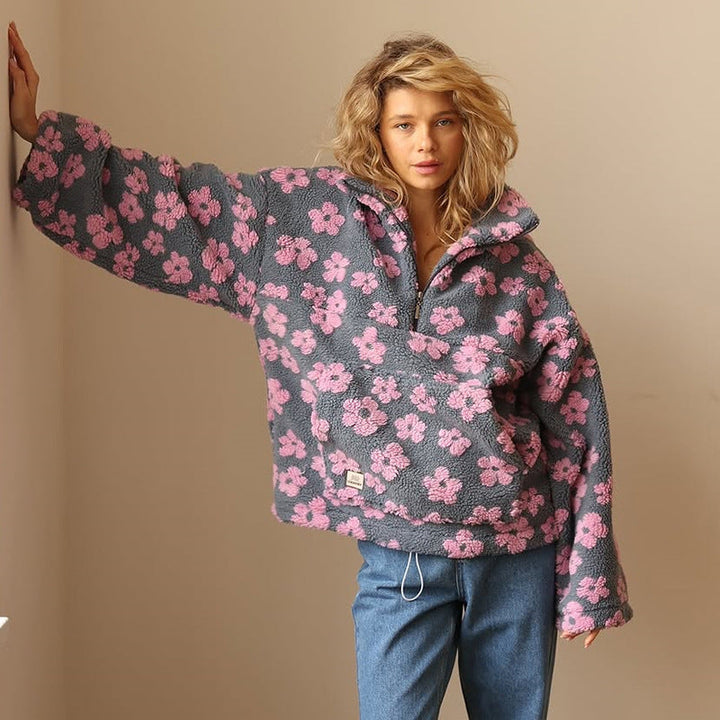 Daisy™ Fleece-Troyer in Anthrazit mit rosa Blüten – Ganzkörperansicht