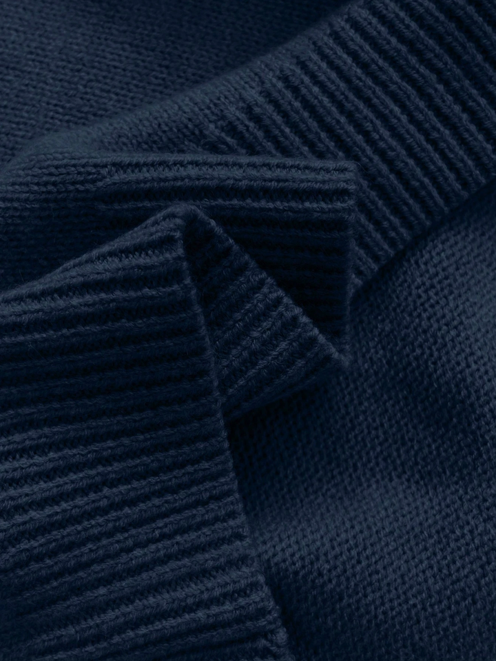 Céline™ Pullover in Marineblau, Detail der Strickware