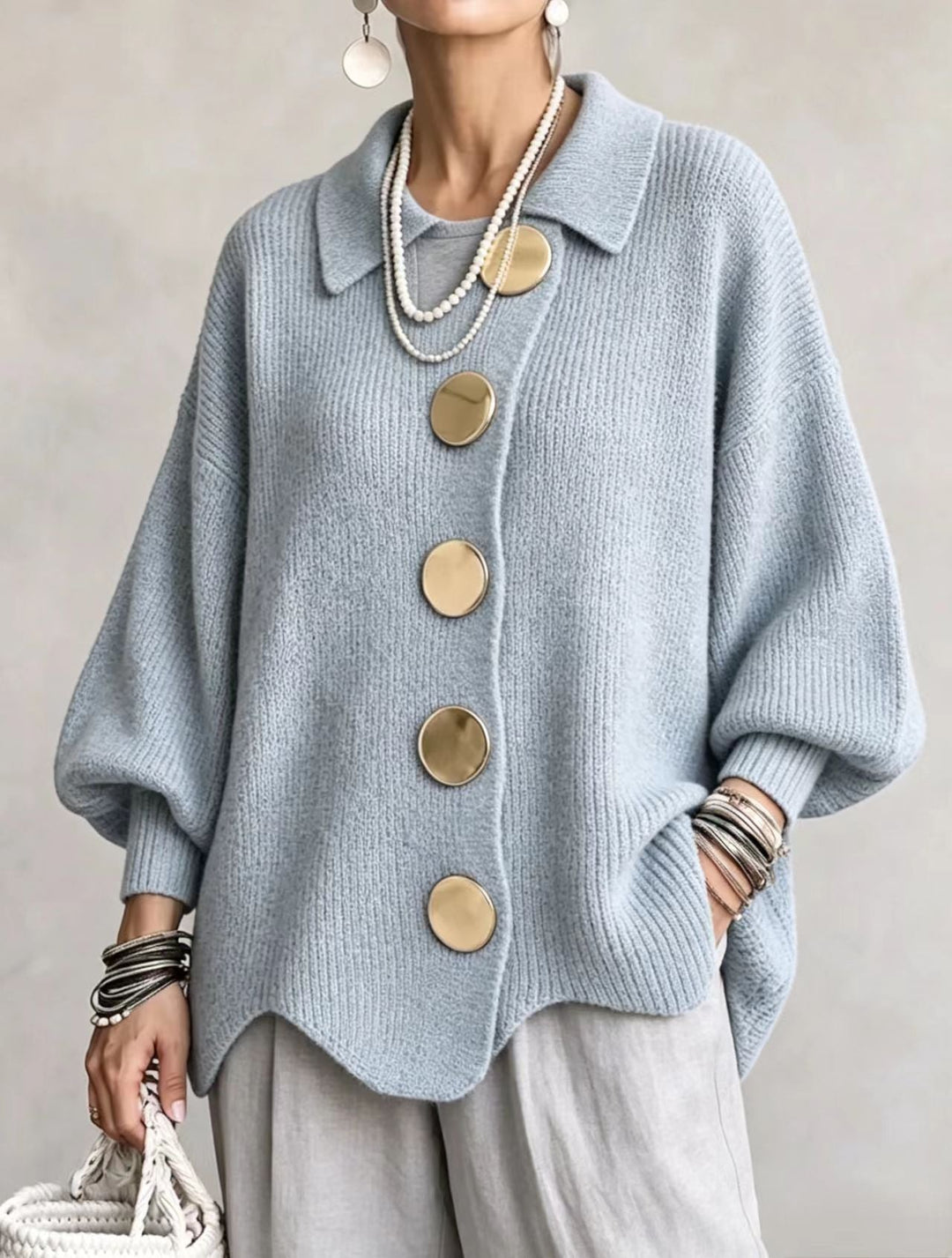 Isadora Oversize-Cardigan mit goldfarbenen Knöpfen in Hellblau
