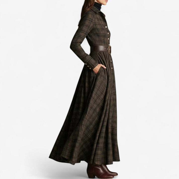 Rosalie Karo-Maxikleid in Braun in der Seitenansicht mit Seitentasche