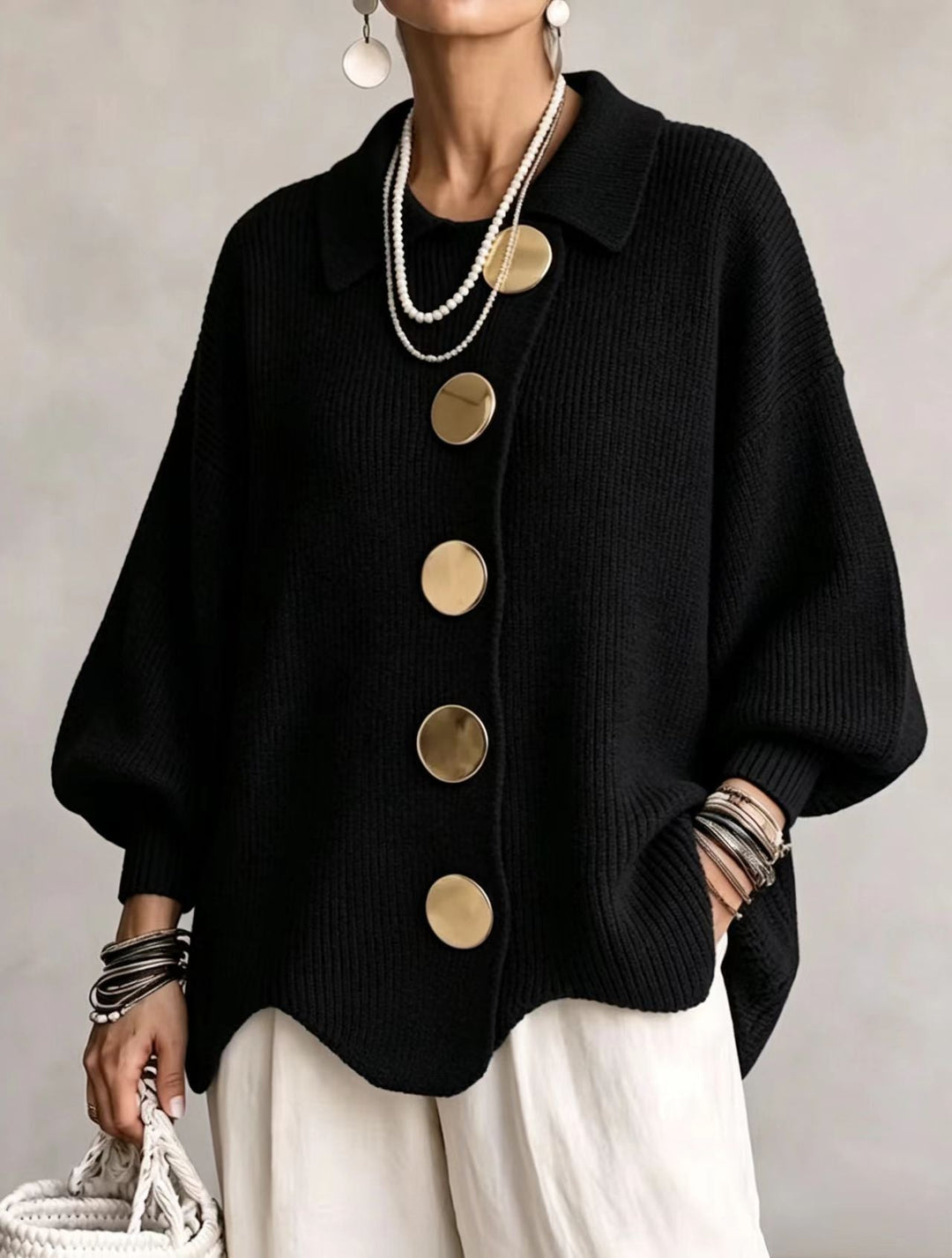 Isadora Oversize-Cardigan mit goldfarbenen Knöpfen in Schwarz