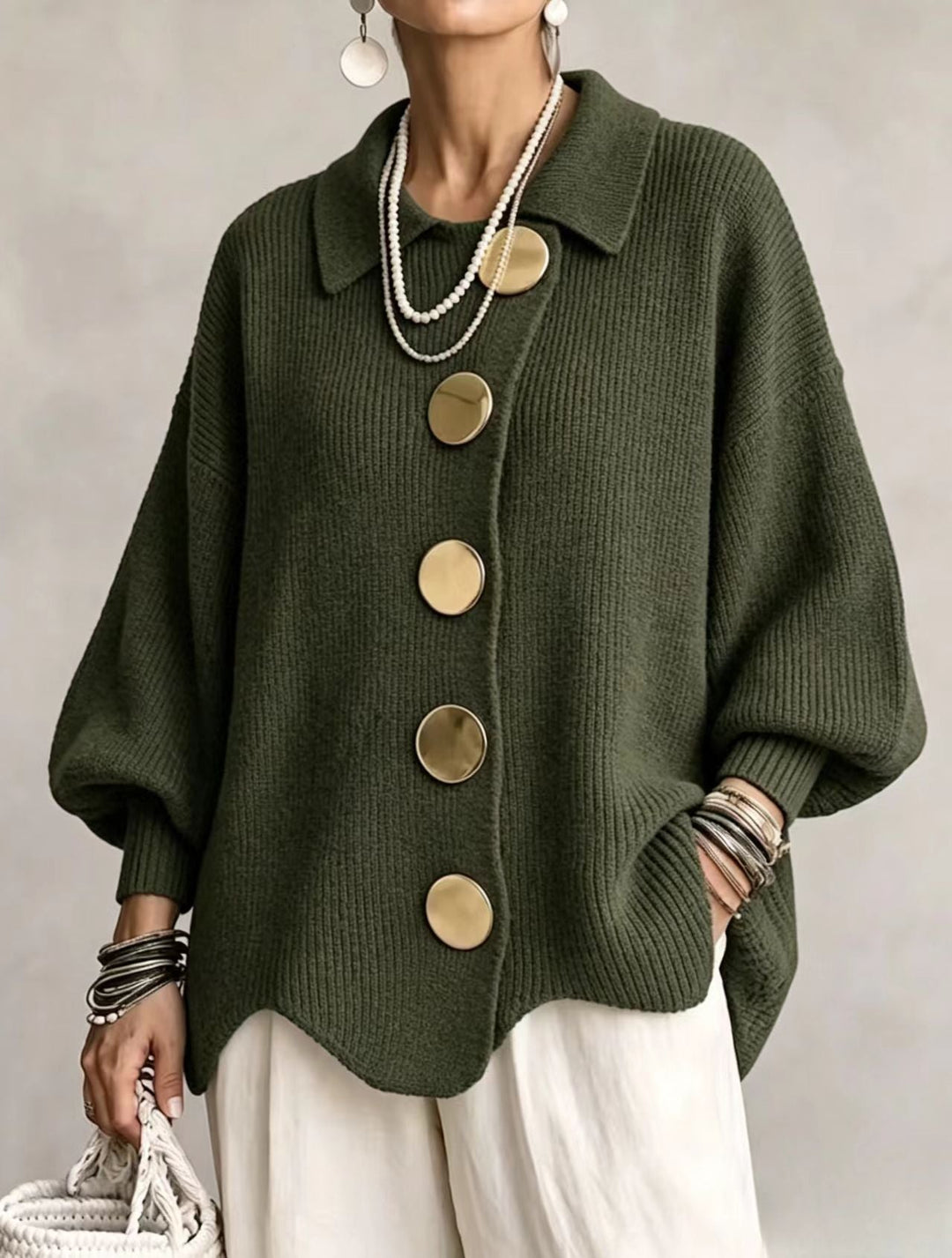Isadora Oversize-Cardigan mit goldfarbenen Knöpfen in Olivgrün