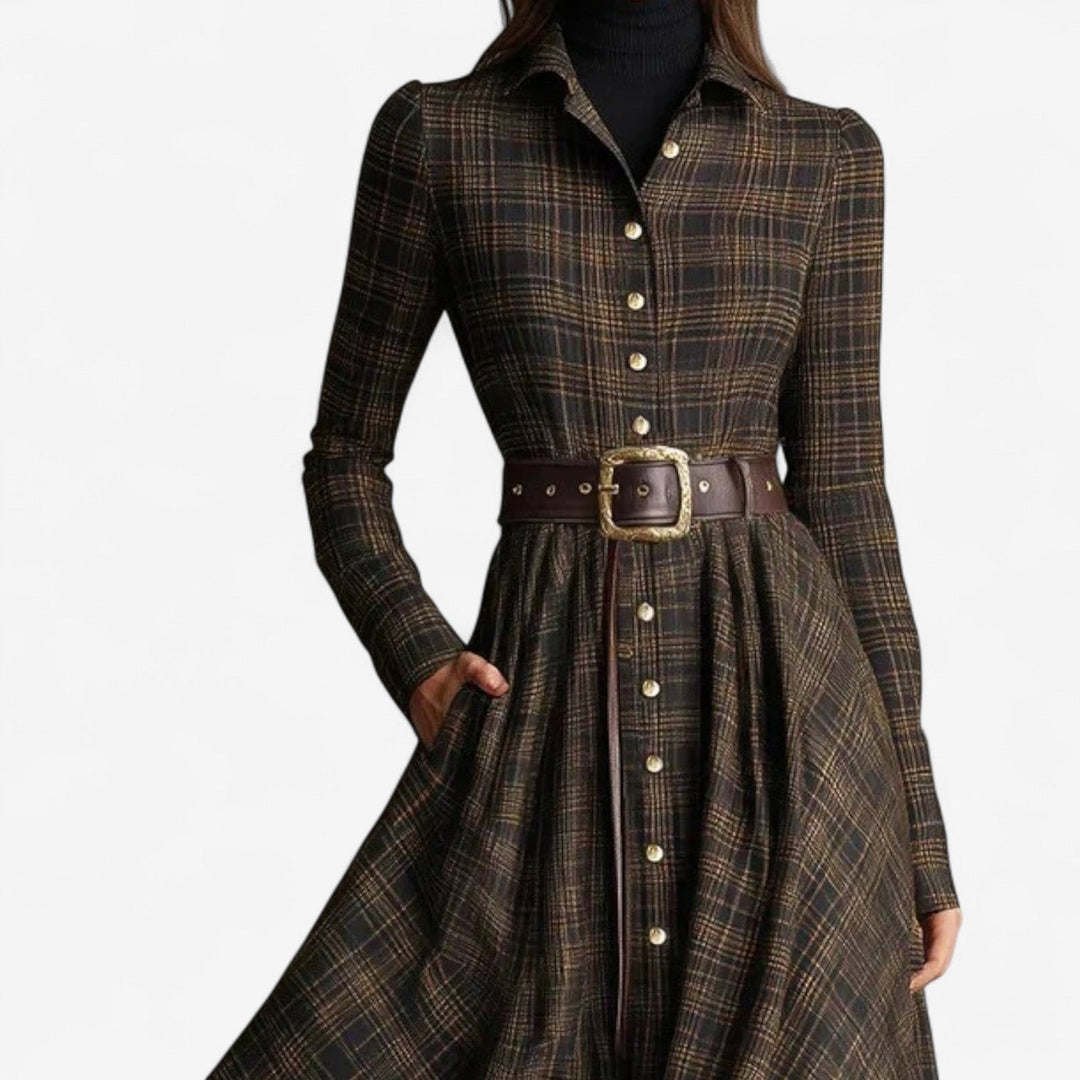 Detailaufnahme von Hemdkragen, Knopfleiste und Taillennaht am Rosalie Karo-Maxikleid in Braun