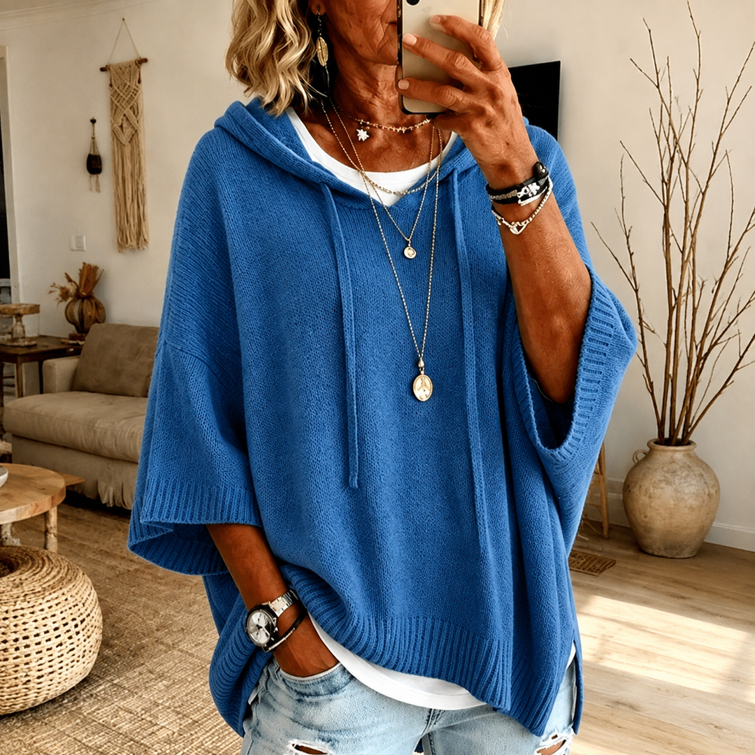 Amelie™ Kapuzen-Poncho-Pullover in Blau, am Model