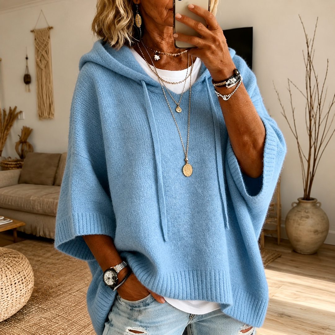 Lea™ Kapuzen-Poncho-Pullover in Hellblau, am Model
