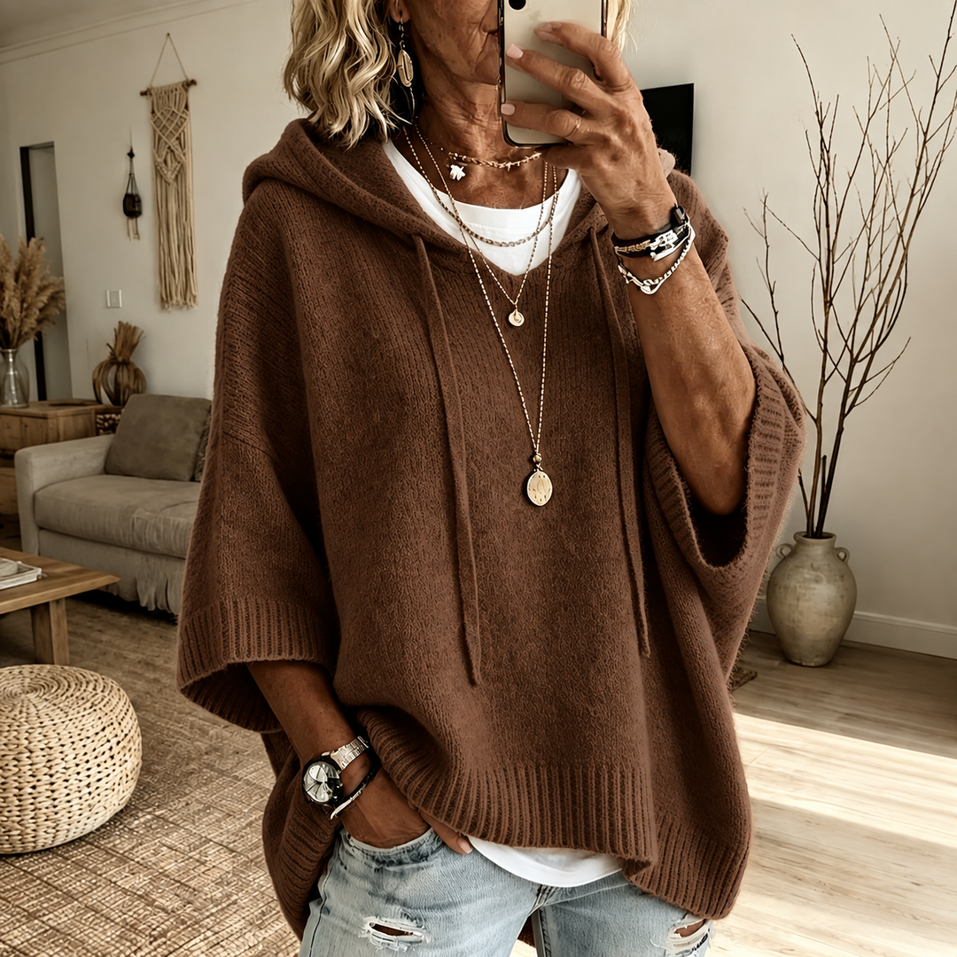Louise™ Kapuzen-Poncho-Pullover in Braun, am Model