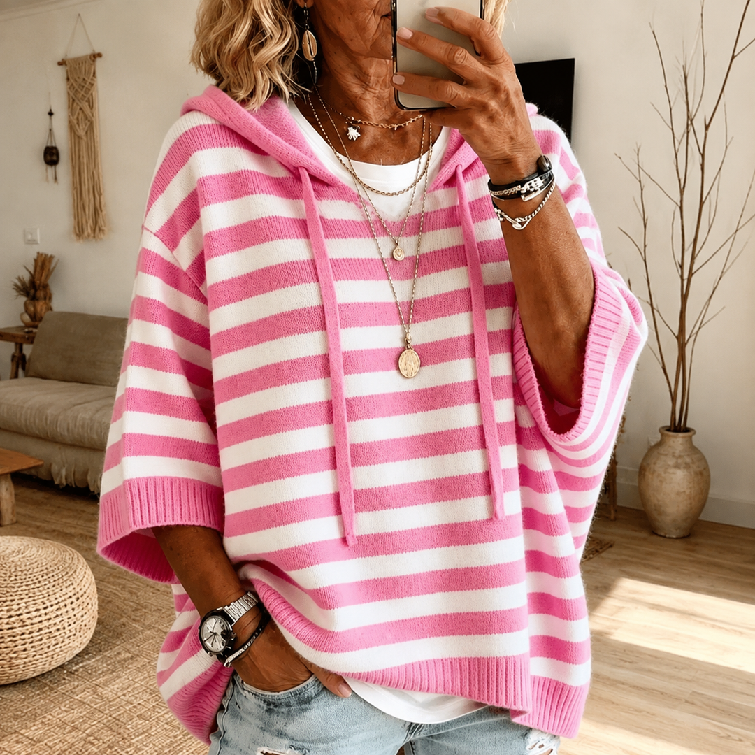 Emilie™ gestreifter Kapuzen-Poncho-Pullover in Rosa-Weiß, am Model