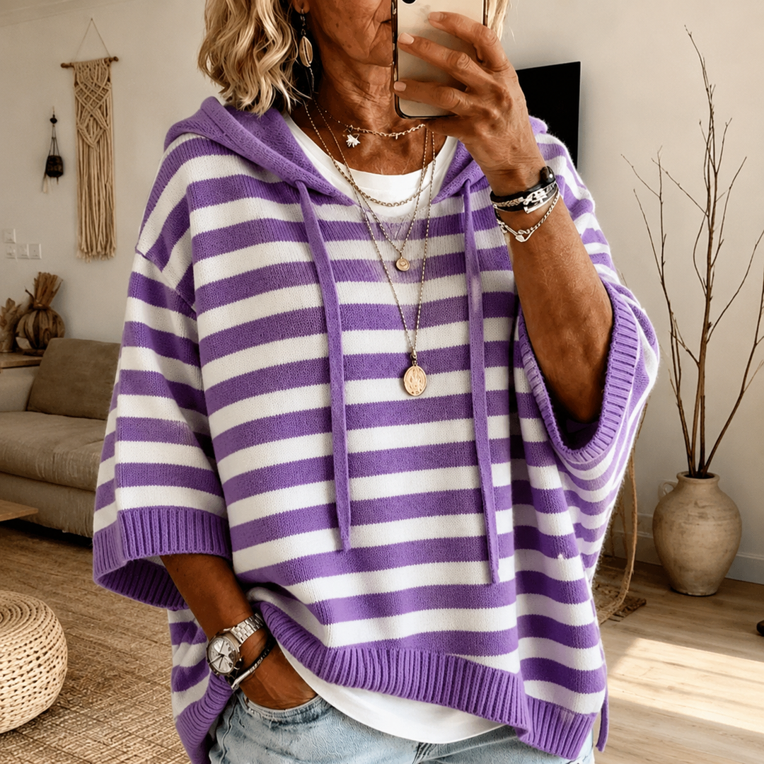 Anais™ gestreifter Kapuzen-Poncho-Pullover in Violett-Weiß, am Model