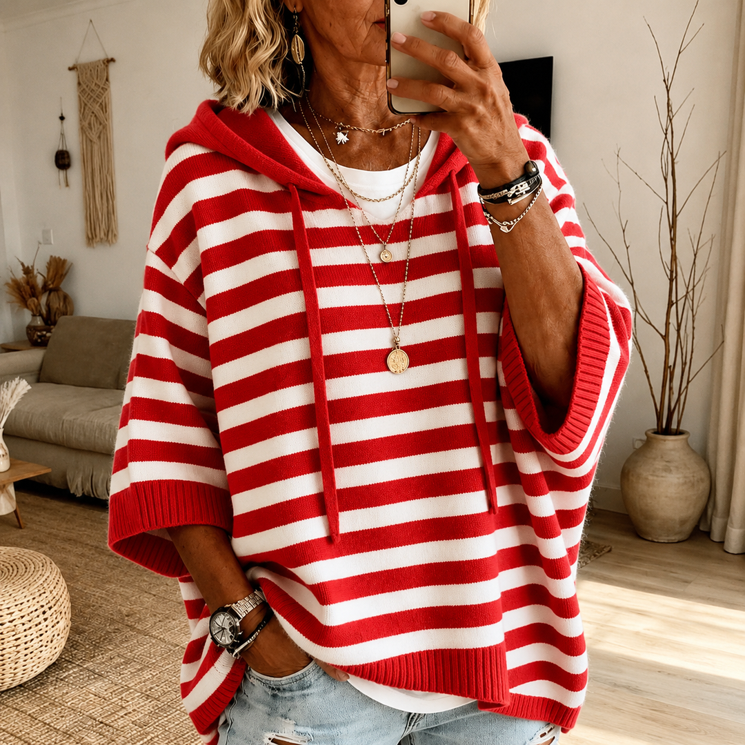 Clarisse™ gestreifter Kapuzen-Poncho-Pullover in Rot-Weiß, am Model