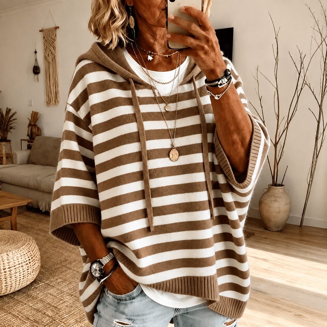 Mathilde™ gestreifter Kapuzen-Poncho-Pullover in Braun-Weiß, am Model