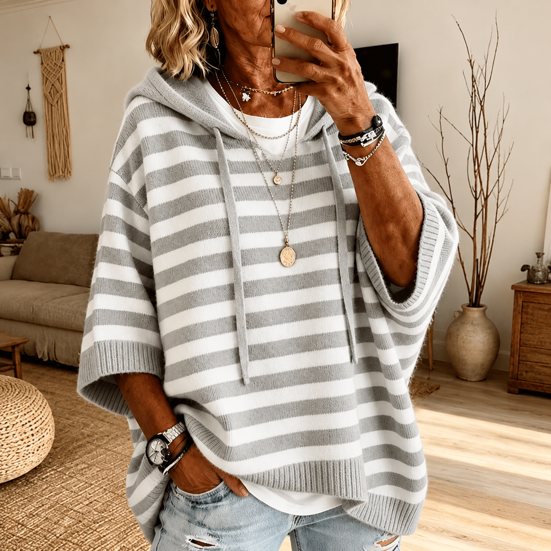 Corinne™ gestreifter Kapuzen-Poncho-Pullover in Grau-Weiß, am Model
