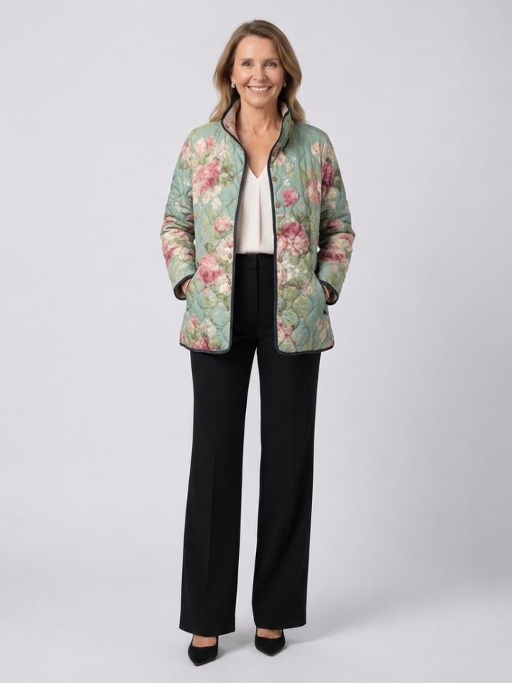 Claire™ Steppjacke in Salbeigrün mit großen Rosen, am Model