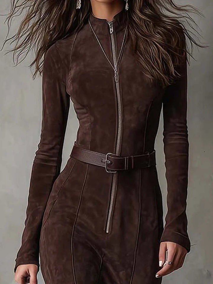 Helen Maxikleid in Dunkelbraun – Detailansicht von Stehkragen, durchgehendem Frontzip und Teilungsnähten
