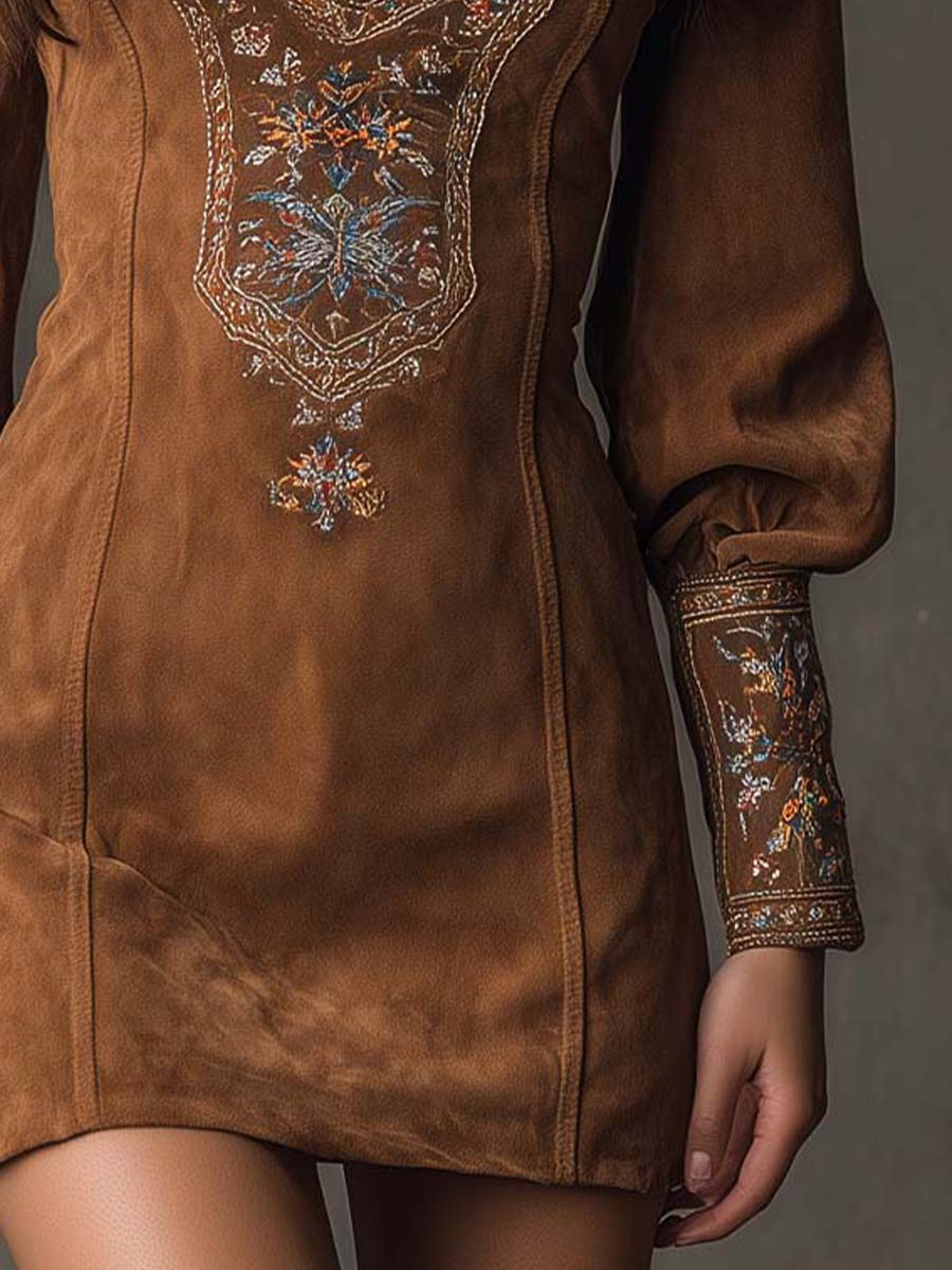 Beatrice Minikleid in Braun – Detailansicht von Vorderteil, Saum und bestickter Manschette