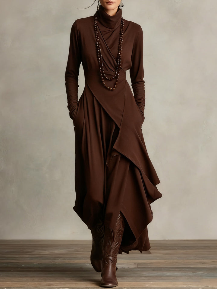 Vivienne Maxikleid in Braun – Vorderansicht mit Rollkragen und asymmetrischem Saum
