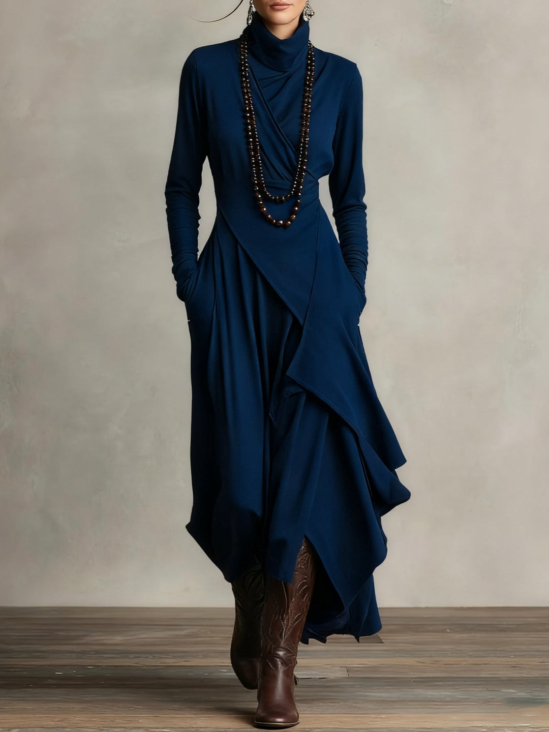 Vivienne Maxikleid in Marineblau – Vorderansicht mit Rollkragen und asymmetrischem Saum