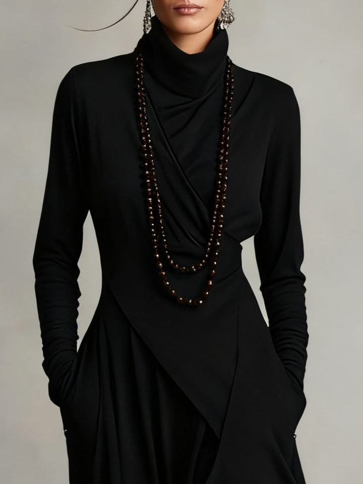 Vivienne Maxikleid in Schwarz – Detailansicht von Rollkragen und drapiertem Oberteil