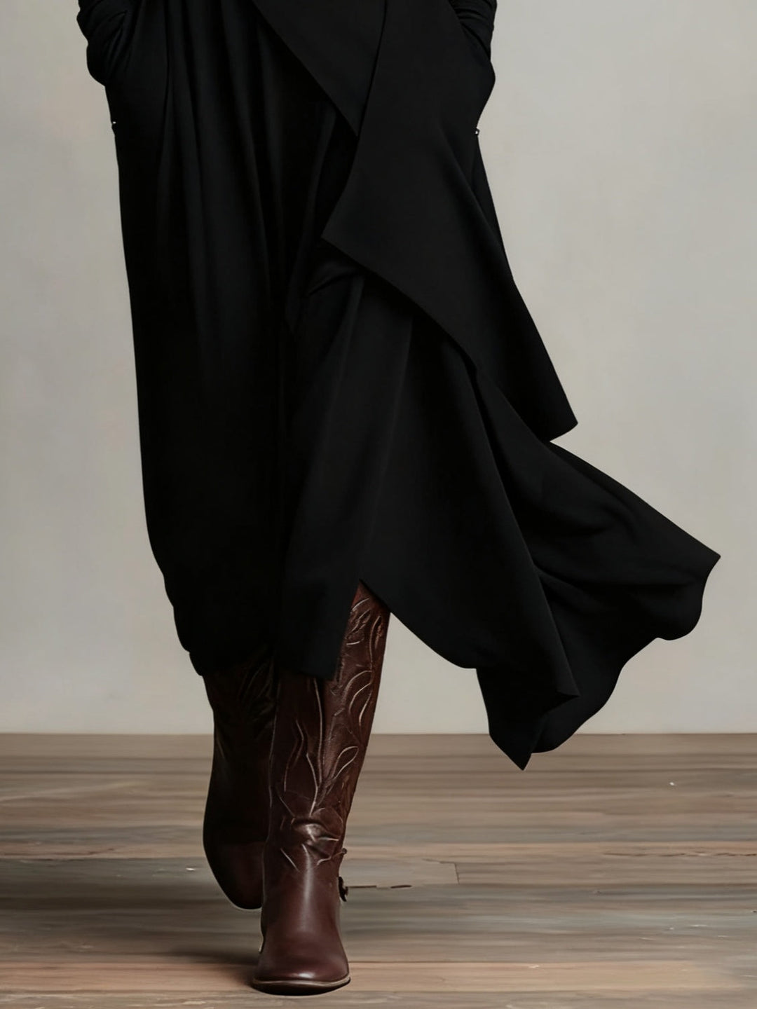Vivienne Maxikleid in Schwarz – Detailansicht des asymmetrisch drapierten Saums