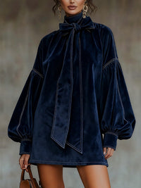 Tiphaine™ | Samt-Minikleid mit Schleife am Stehkragen