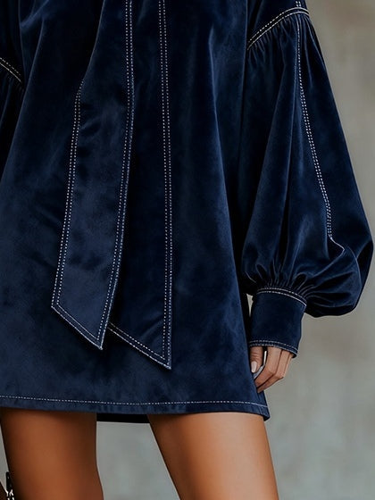 Tiphaine Samt-Minikleid in Marineblau, Seitenansicht