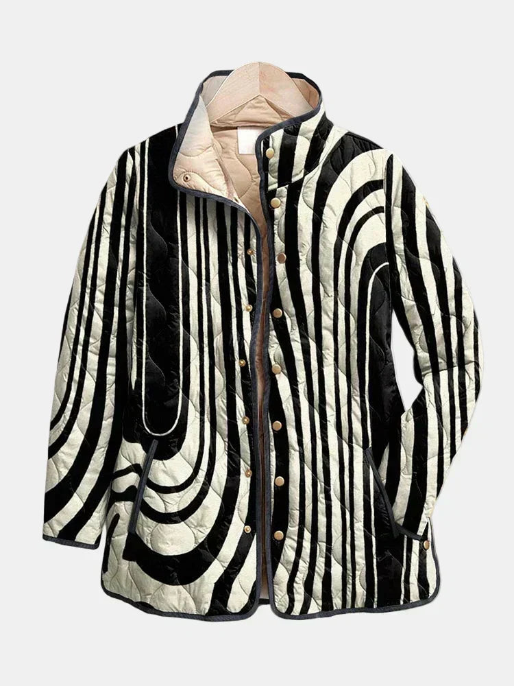 Sylvie™ Steppjacke mit geschwungenen Streifen in Schwarz und Creme, Vorderansicht