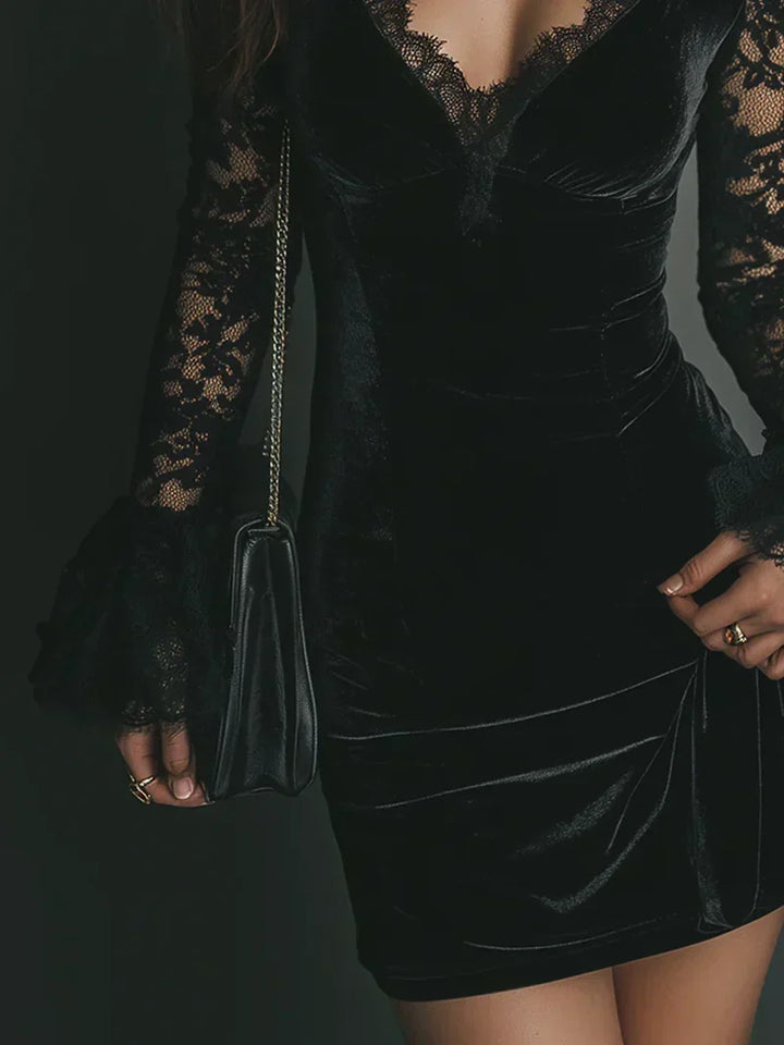 Schwarzes Samt-Minikleid mit seitlich gerafftem Rock, Gesamtansicht