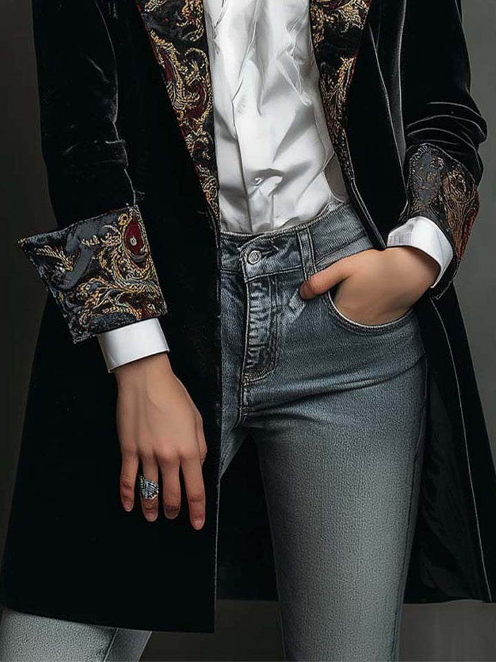 Léontine™ Blazer – Detail Ärmelaufschlag mit Barockmuster